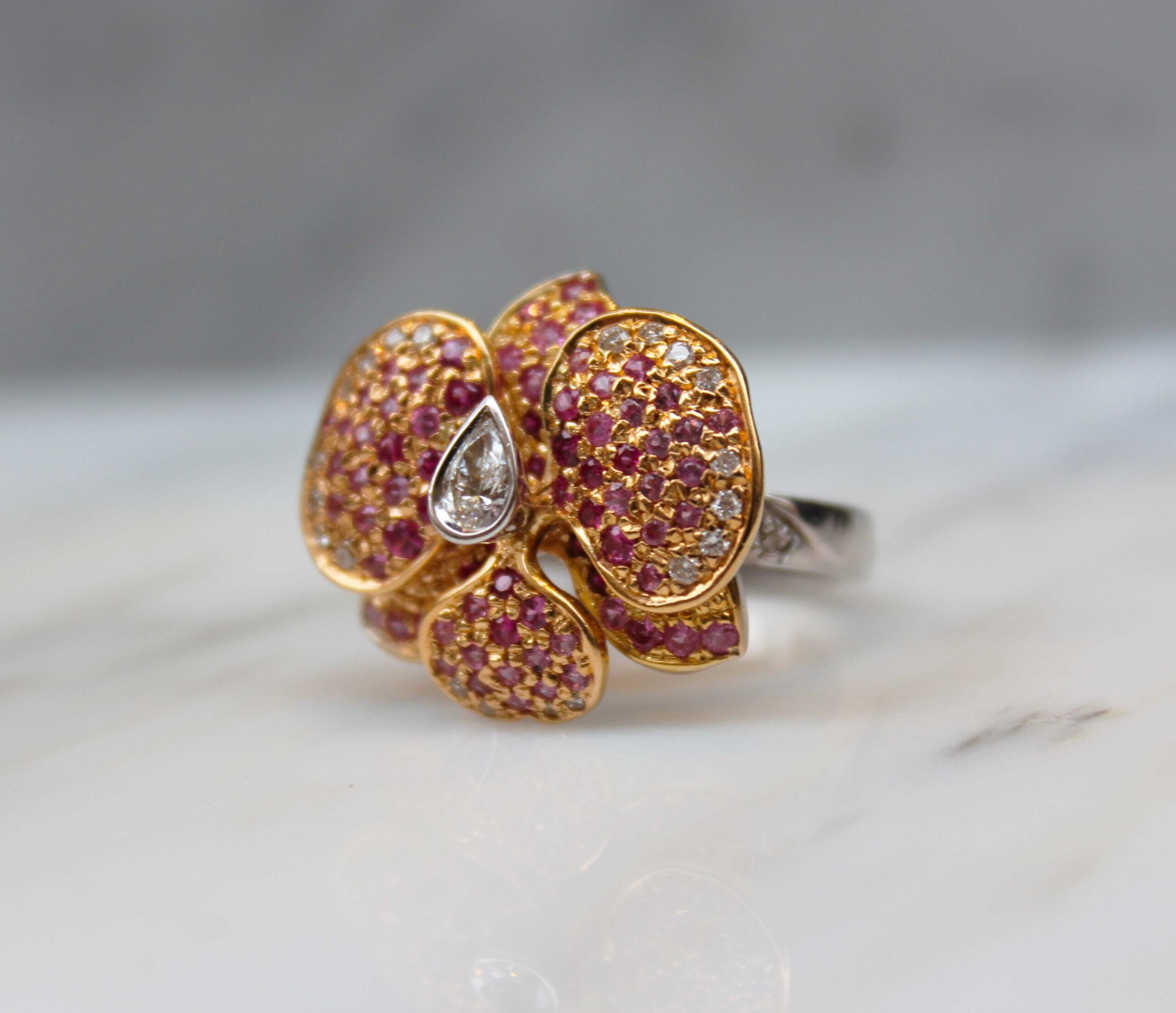Anello Orchidea fiore in Oro Rosa e Bianco 750% con diamanti e diamanti brown, zaffiri rosa e rubini.