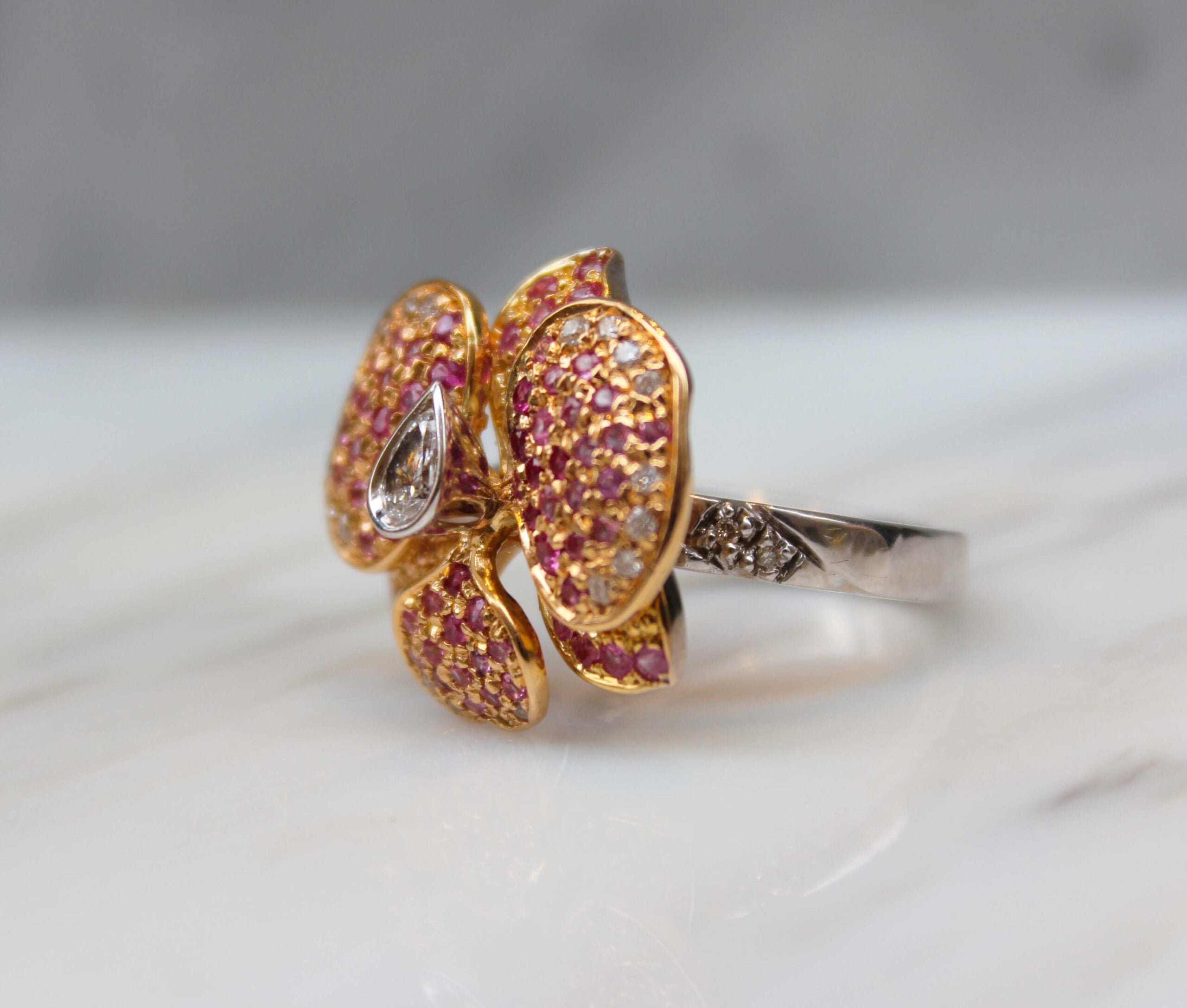 Anello Orchidea fiore in Oro Rosa e Bianco 750% con diamanti e diamanti brown, zaffiri rosa e rubini.