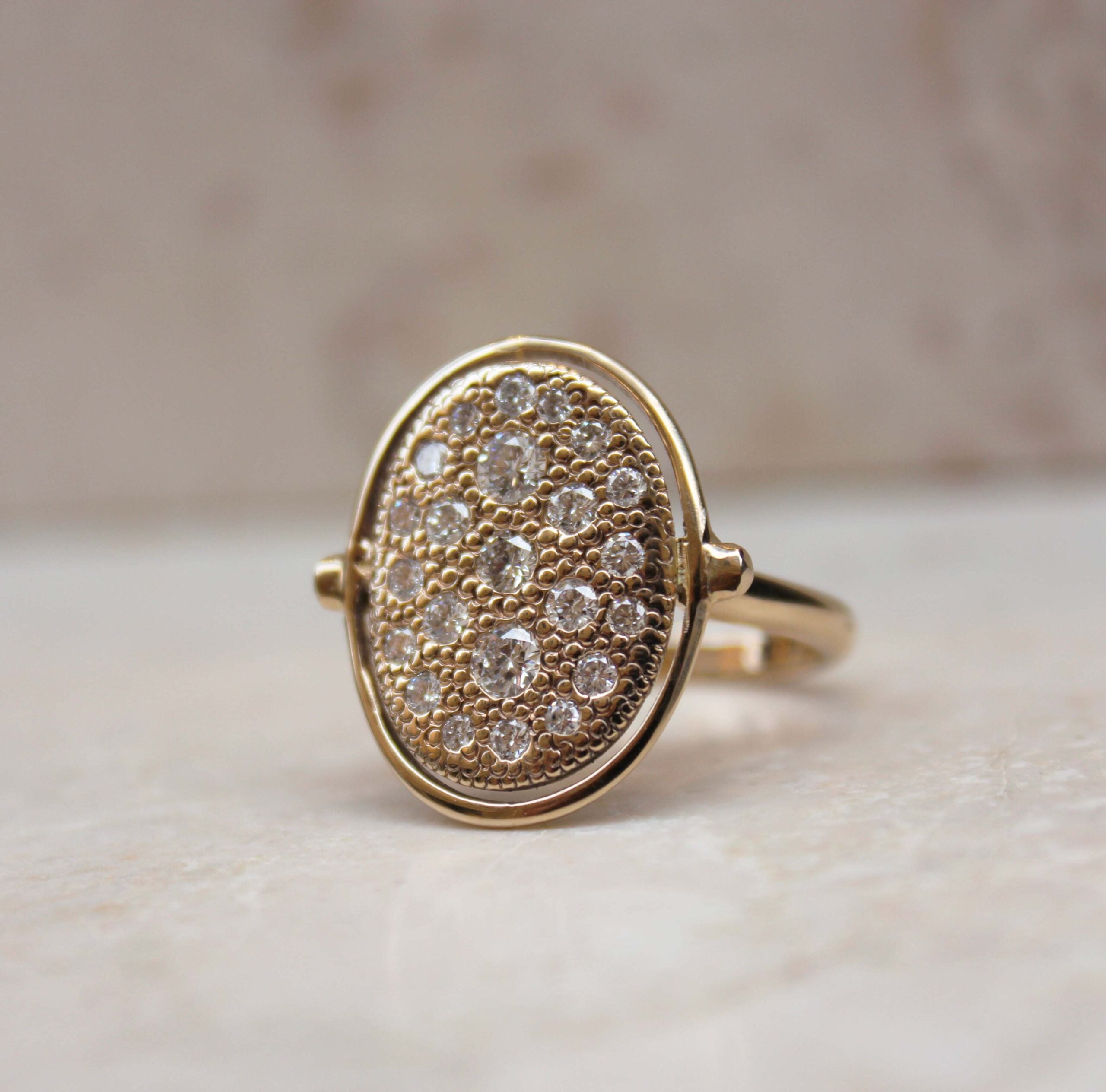 Anello Oro Champagne e diamanti bianchi