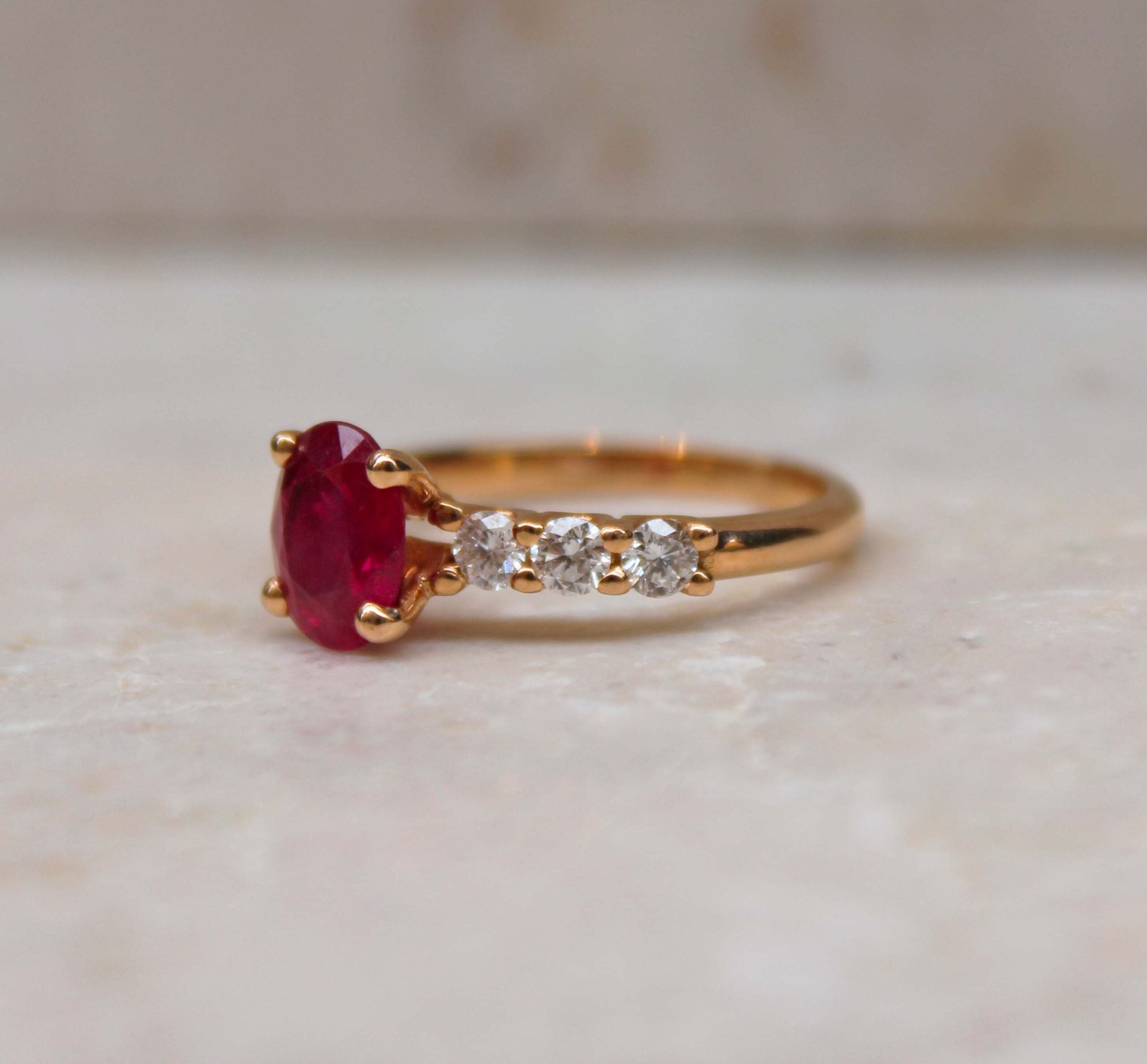 Anello Elegance Grace con centrale. Oro Giallo, rubino e diamanti. Mis.12