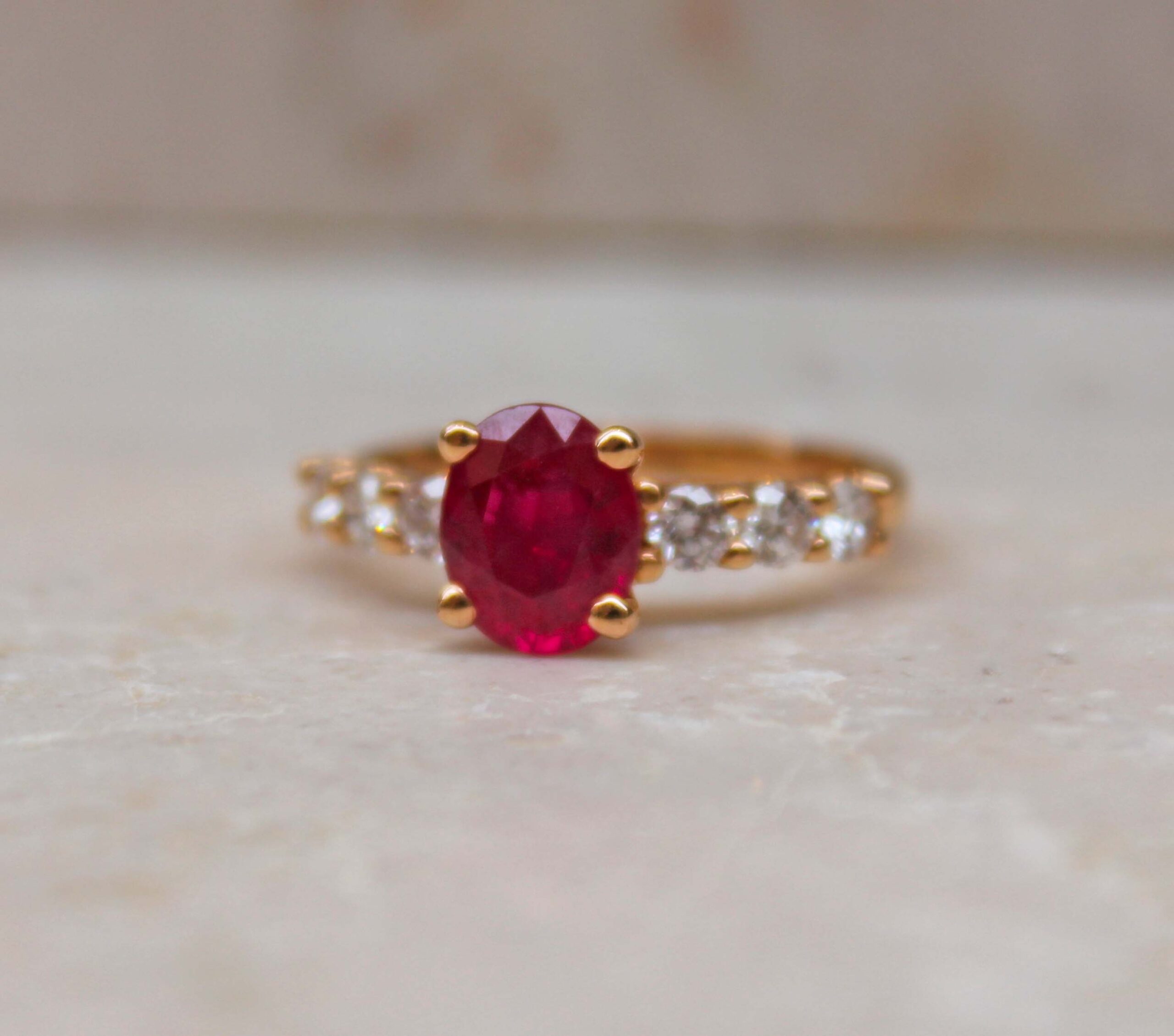 Anello Elegance Grace con centrale. Oro Giallo, rubino e diamanti. Mis.12