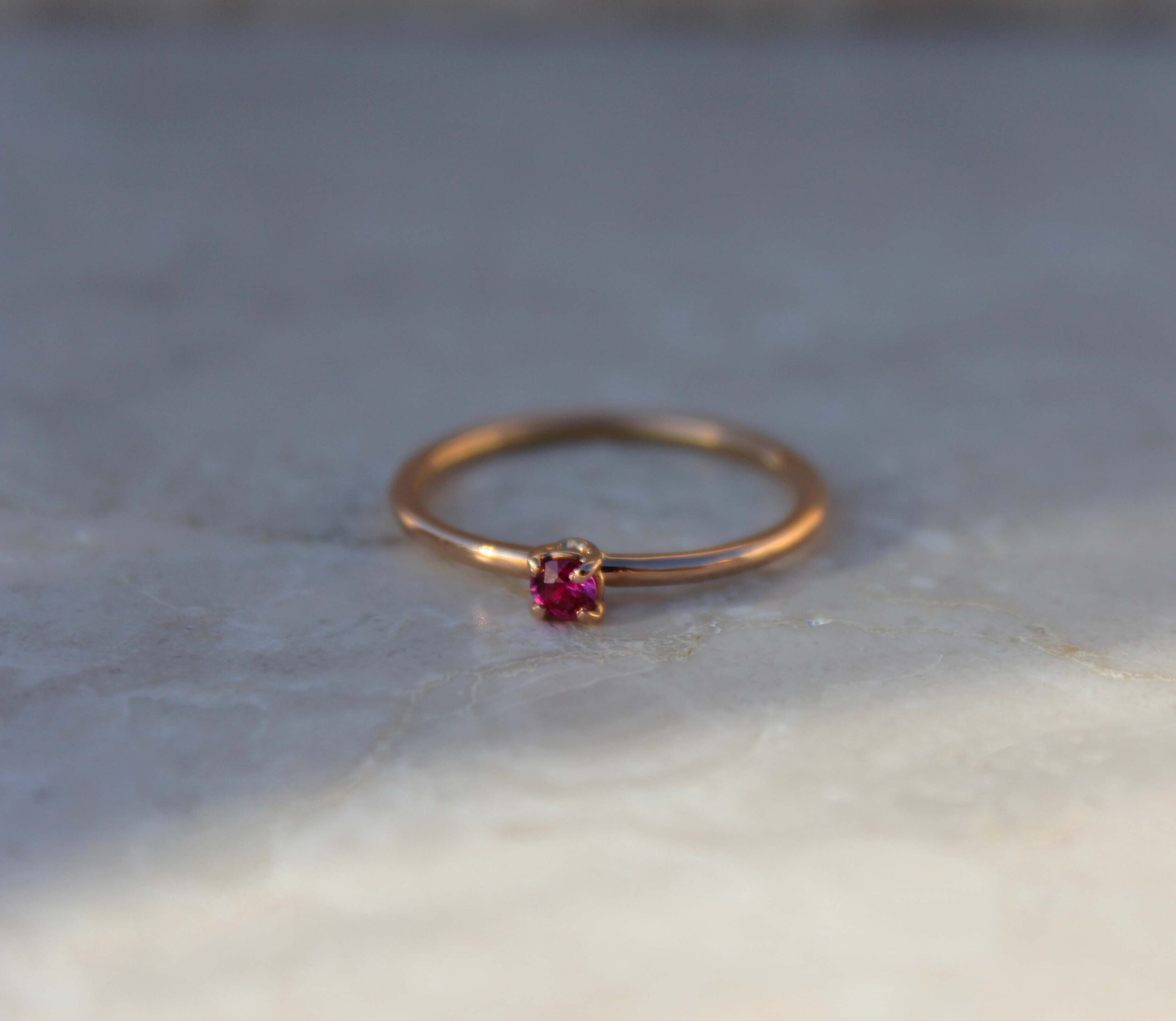 Anello in Oro Champagne 750% con Rubino centrale