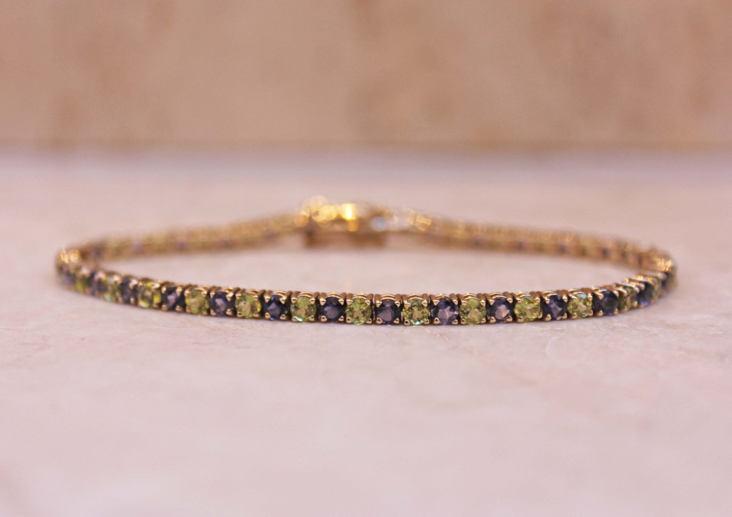 Bracciale tennis Elegance in Oro champagne 750, Iolite e Peridot