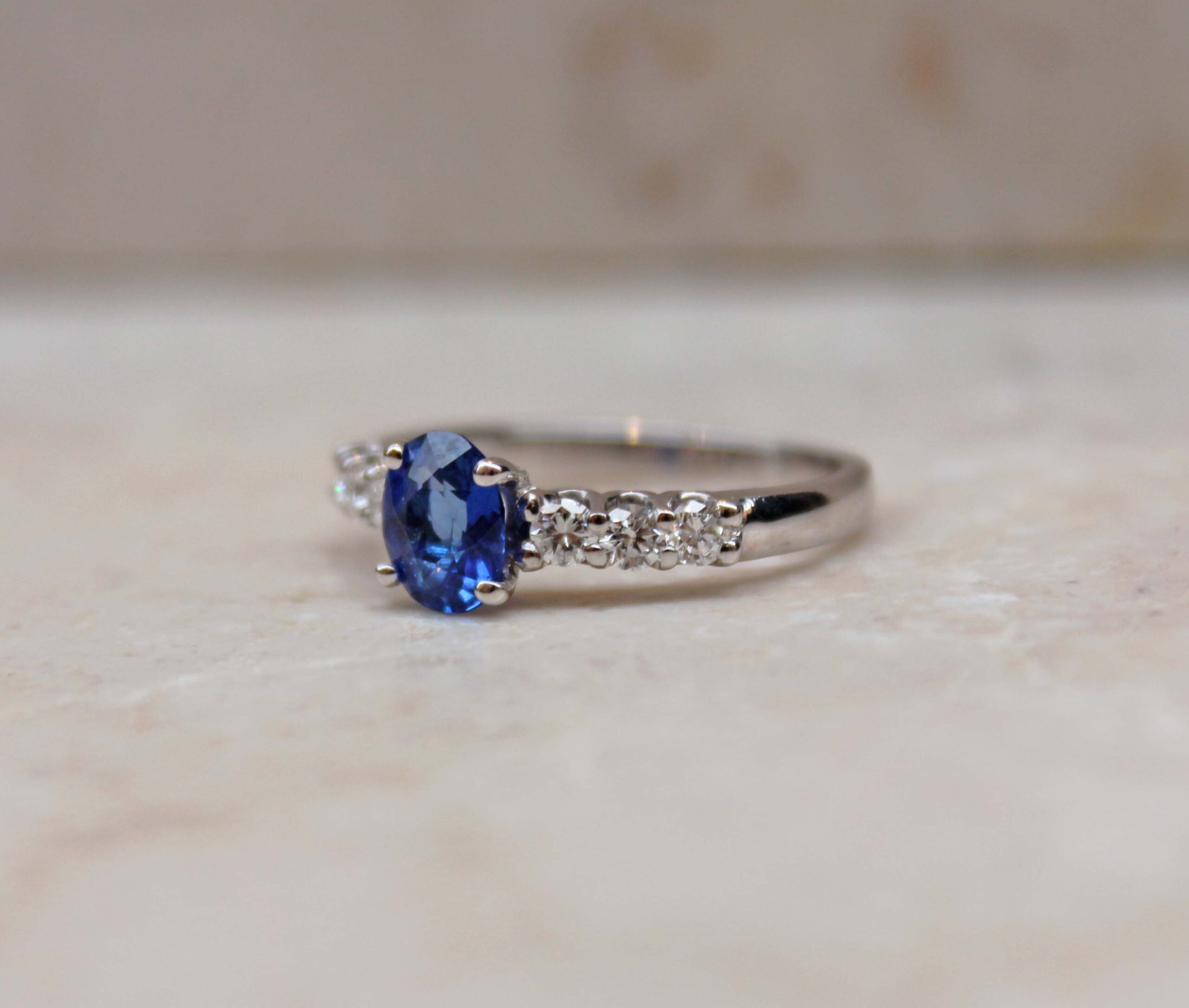 Anello Elegance Grace con centrale. Oro Bianco, zaffiro e diamanti.