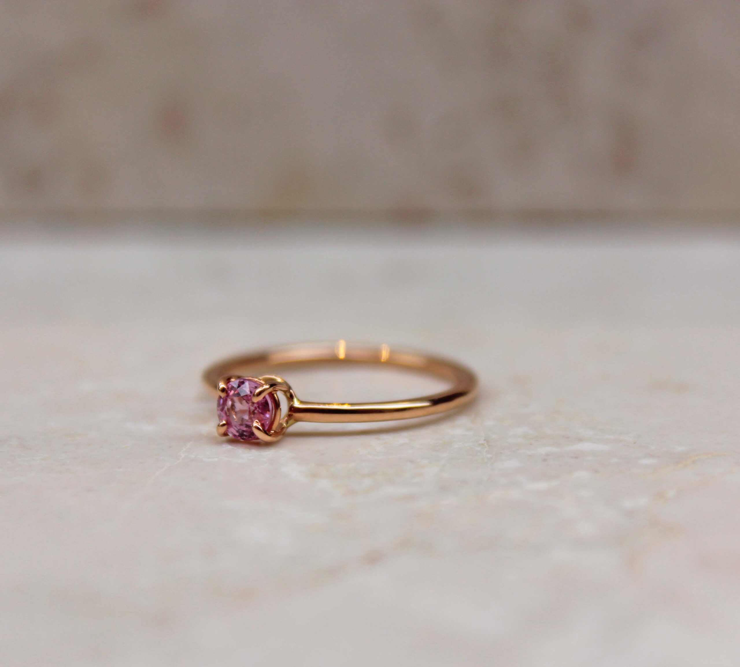 Anello Oro Rosa con zaffiro rosa centrale