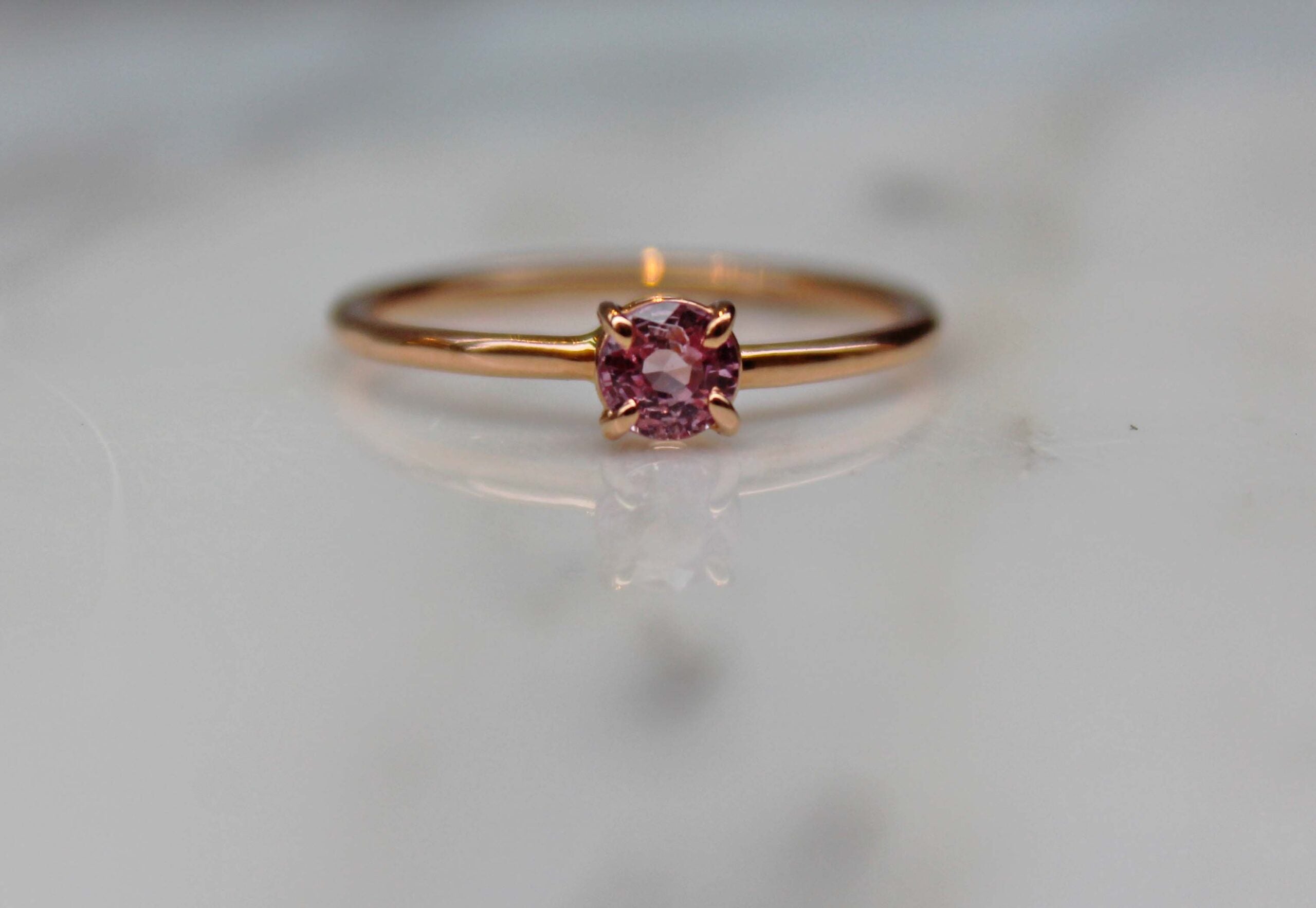 Anello Oro Rosa con zaffiro rosa centrale