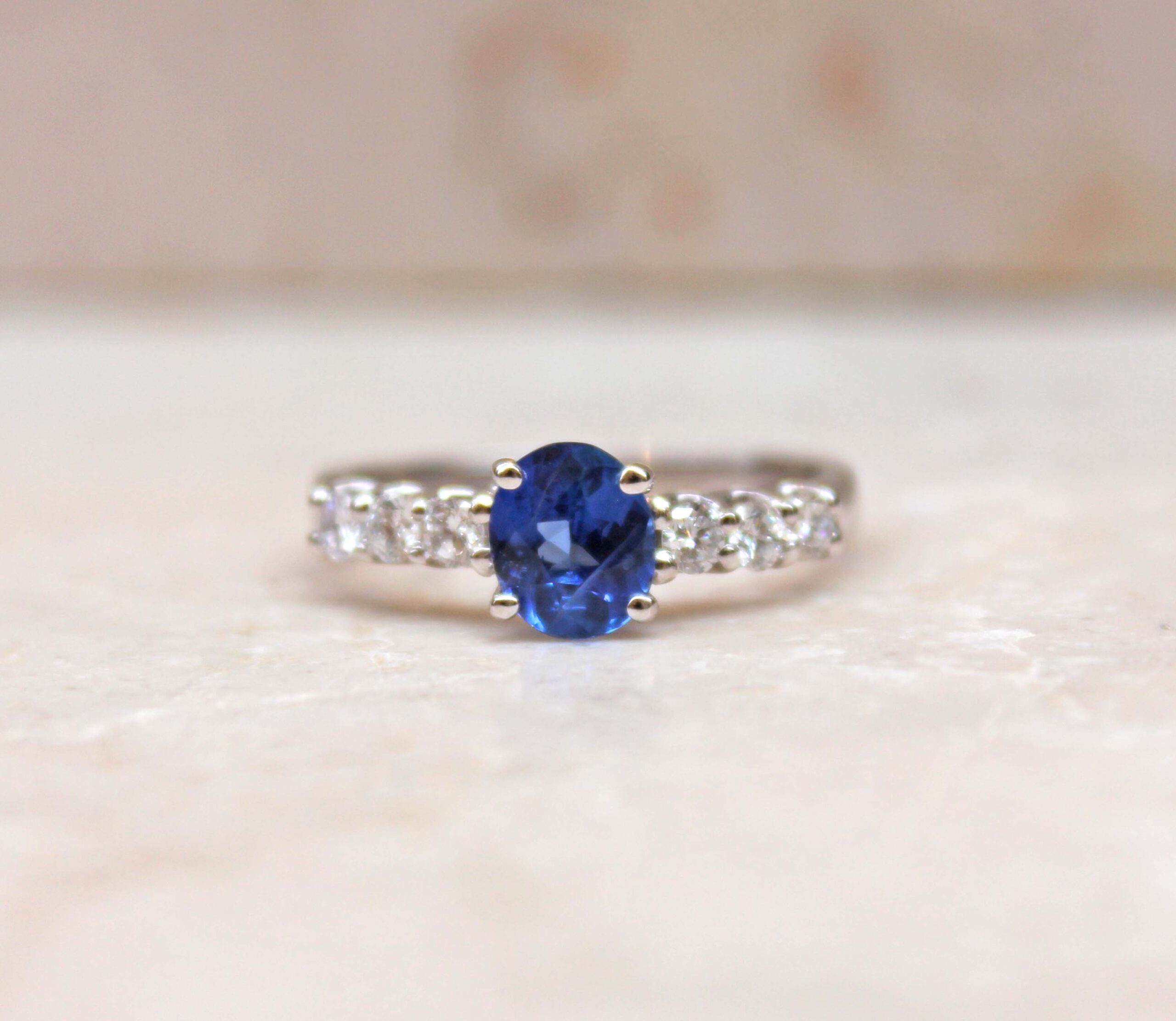 Anello Elegance Grace con centrale. Oro Bianco, zaffiro e diamanti.