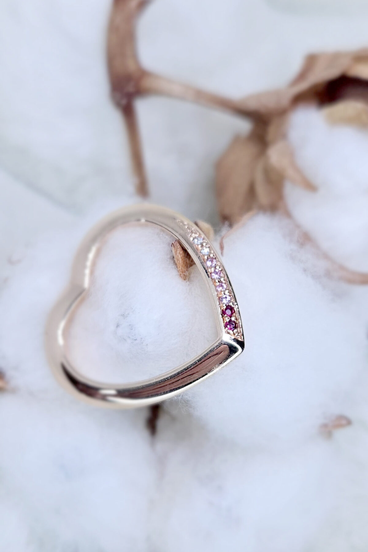 Anello Cuore in oro rosa con rubini, zaffiri rosa e diamanti bianchi naturali - immagine 4