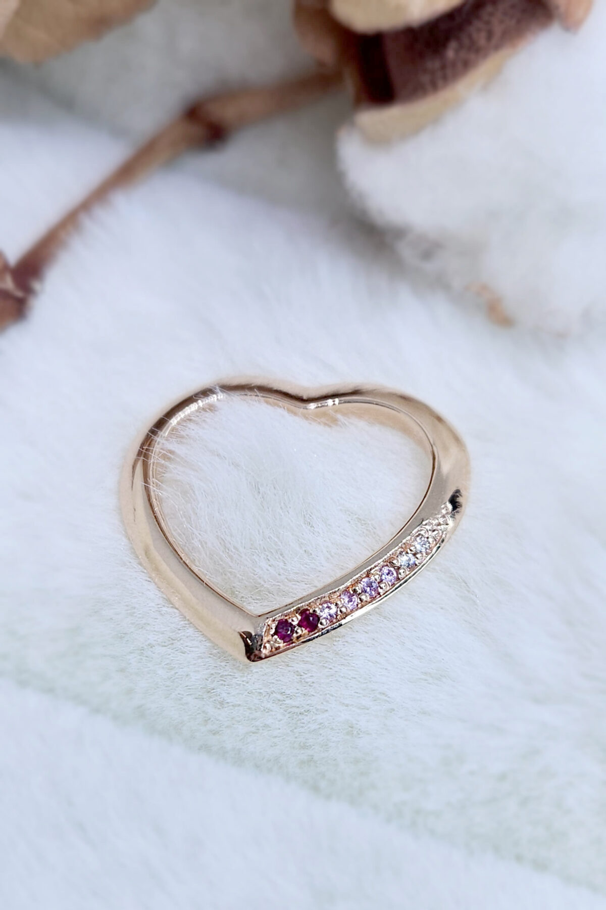 Anello Cuore in oro rosa con rubini, zaffiri rosa e diamanti bianchi naturali