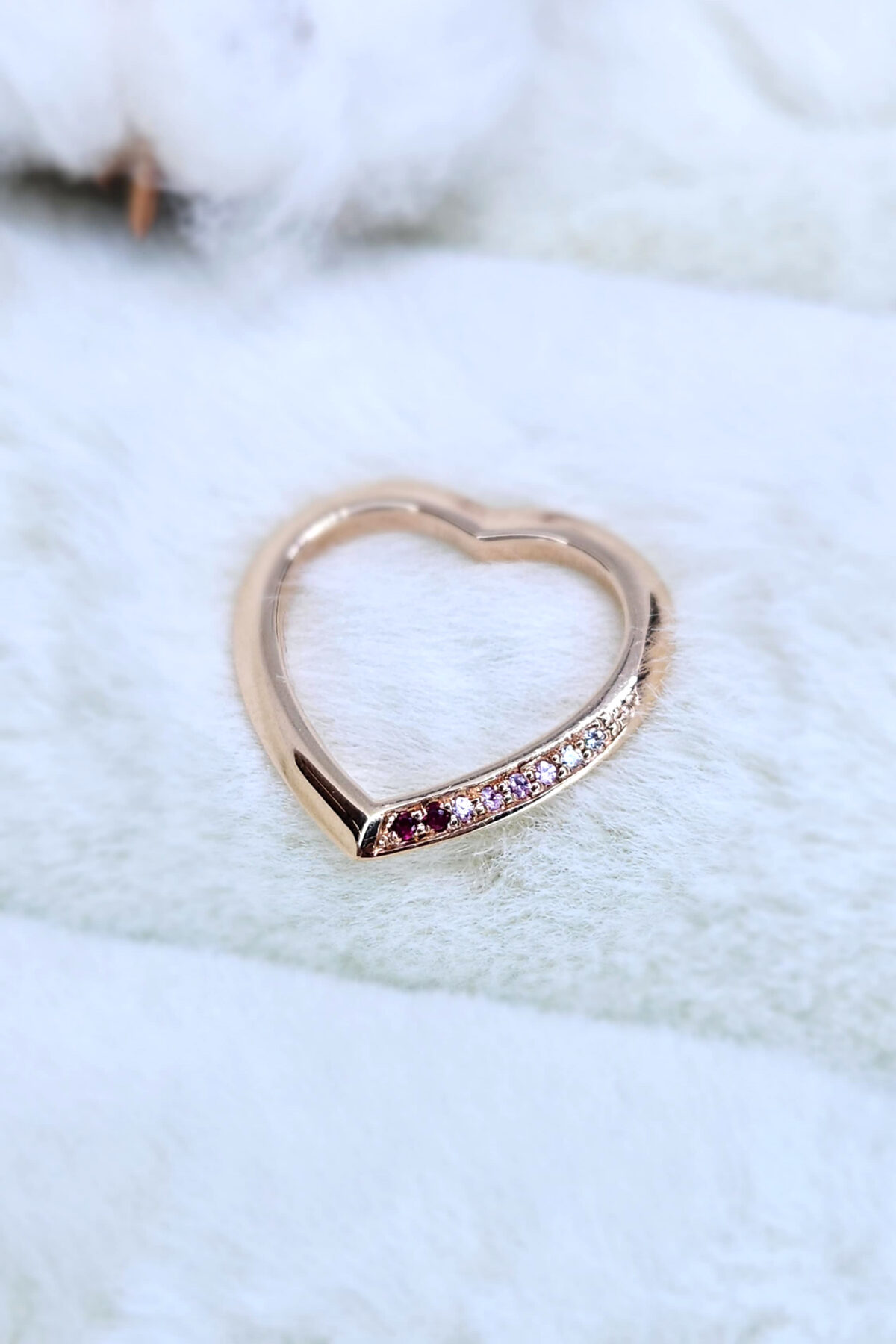 Anello Cuore in oro rosa con rubini, zaffiri rosa e diamanti bianchi naturali - immagine 5